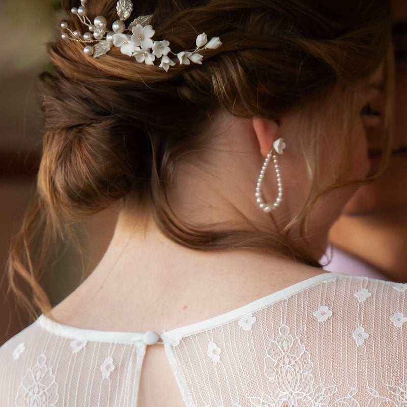 Evelyn - white flowers, crystal pearls, crystal clear beads and gold or silver leaves hair pins x2