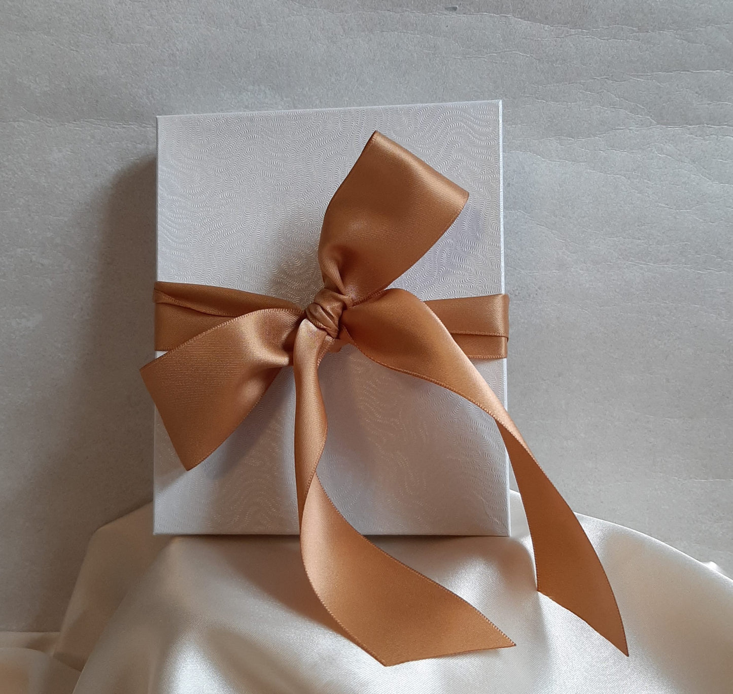 KENDALL - white flowers, freshwater pearls, crystal clear beads and gold or silver leaves symmetrical hair vine/comb