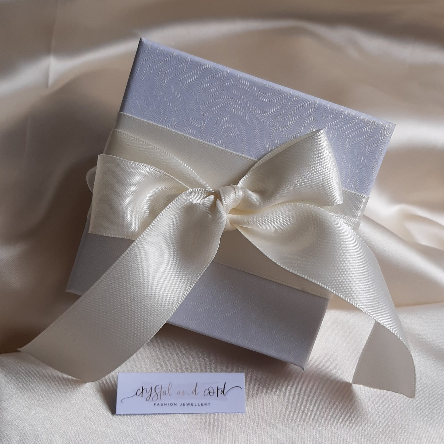 Kendall (small) - white flowers, cultured freshwater pearls and leaves hair pins