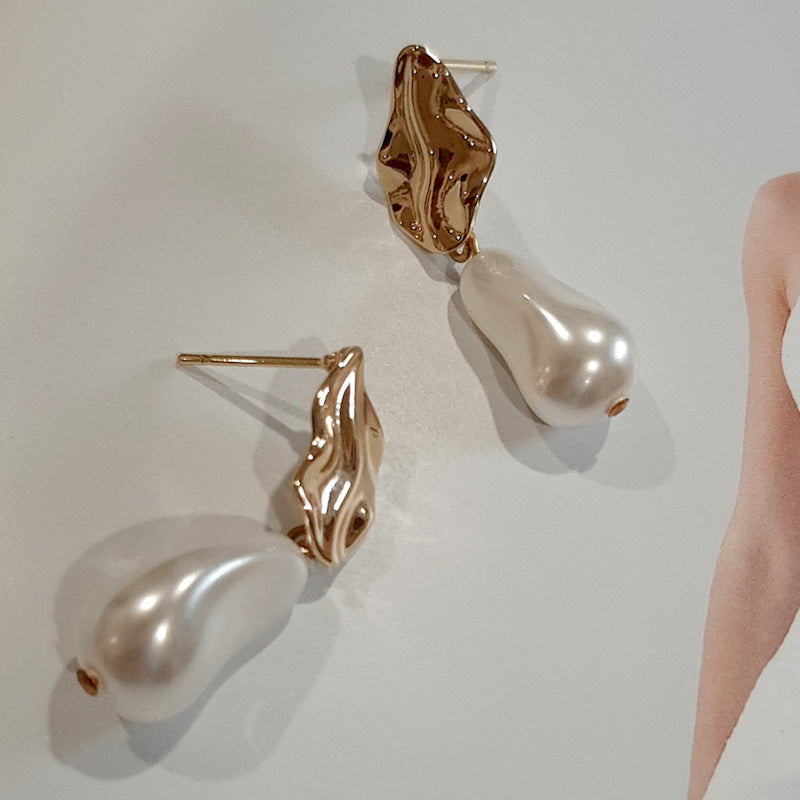 Eva - pearl drop and gold tone oval shaped earstud