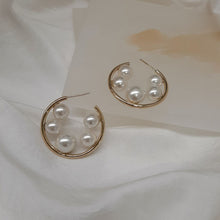 Load image into Gallery viewer, Jolie - round pearls hoop earrings