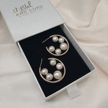 Load image into Gallery viewer, Jolie - round pearls hoop earrings