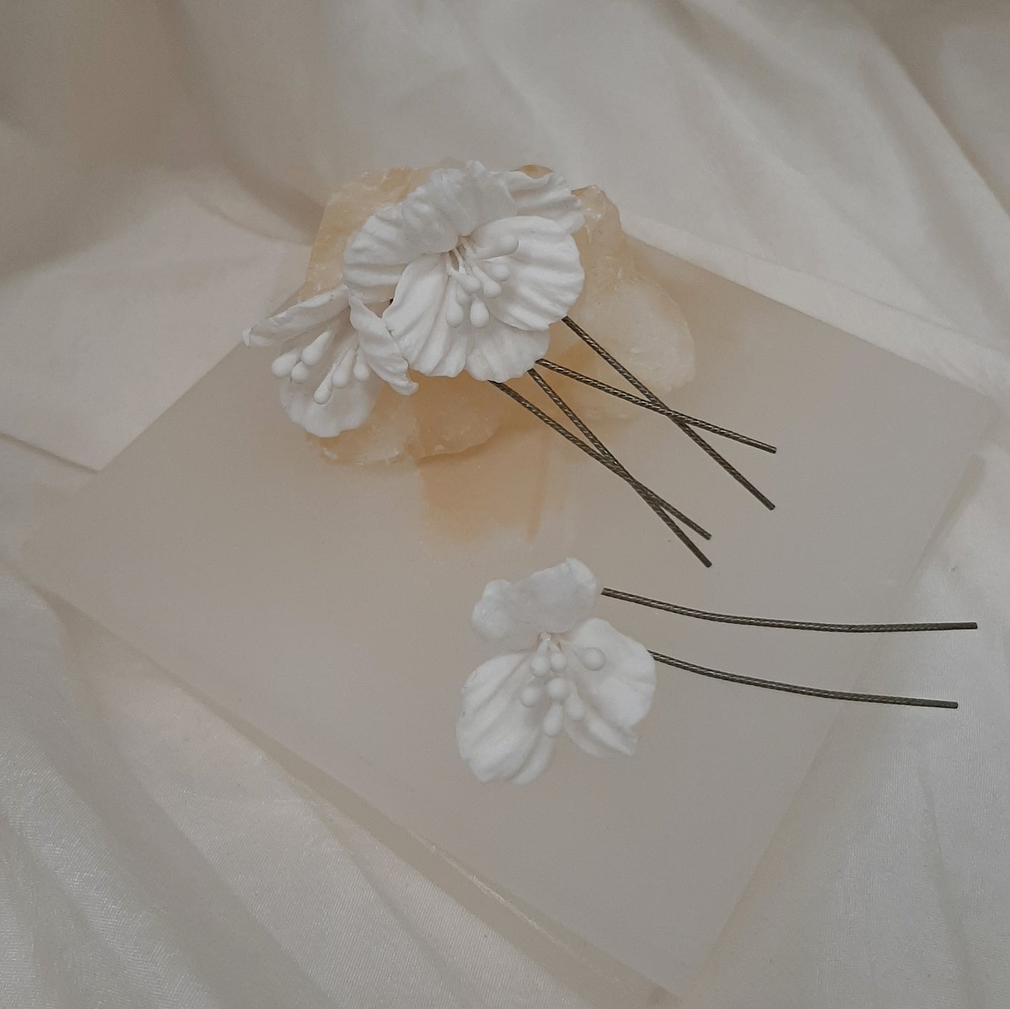 Perenna - hair pins - medium white polymer clay flowers