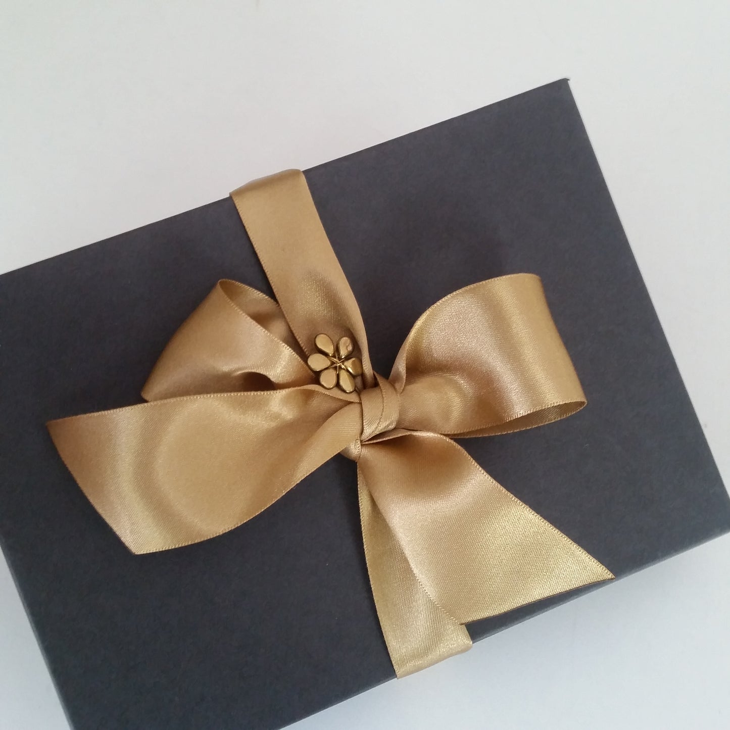 White vintage ivory large pearls headband with satin ribbon