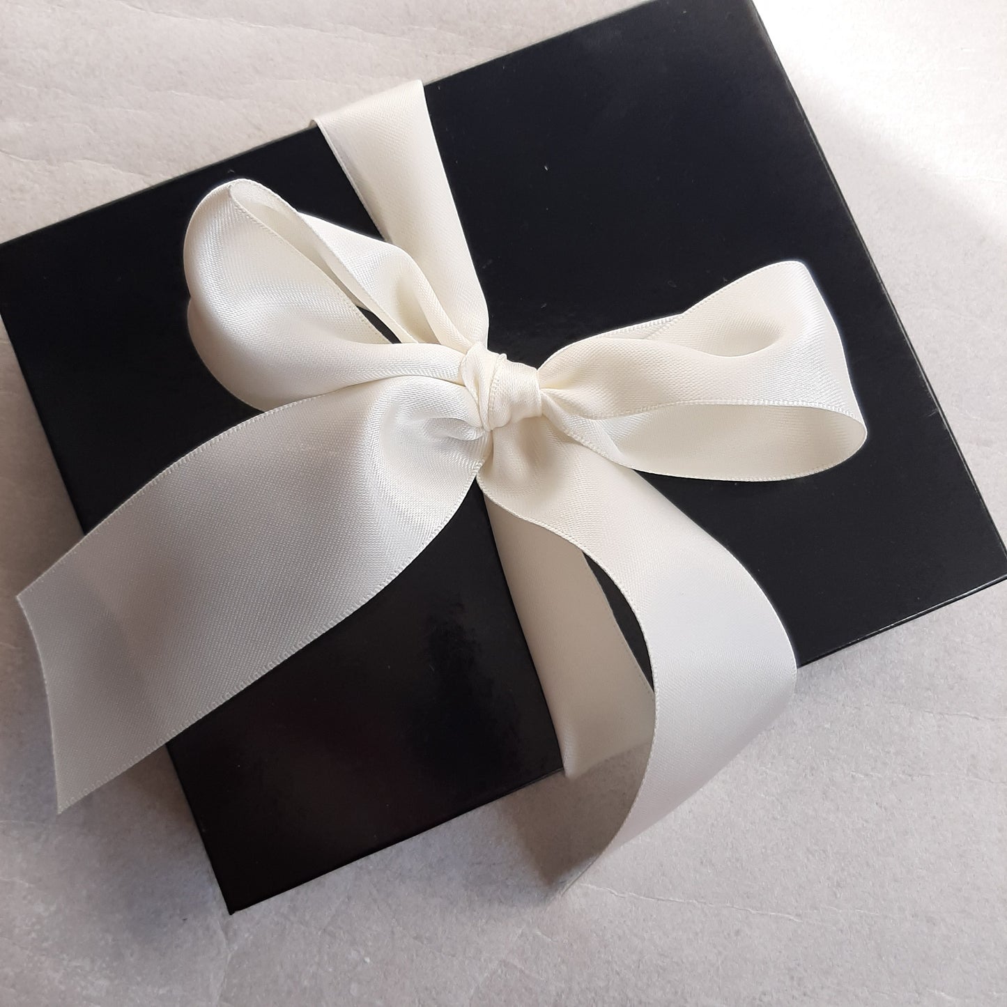 KENDALL - white flowers, freshwater pearls, crystal clear beads and gold or silver leaves symmetrical hair vine/comb