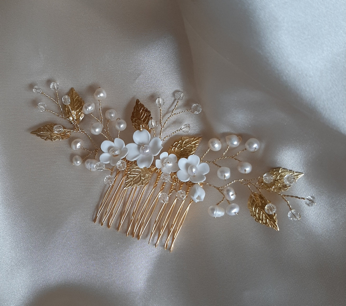 KENDALL - white flowers, freshwater pearls, crystal clear beads and gold or silver leaves symmetrical hair vine/comb