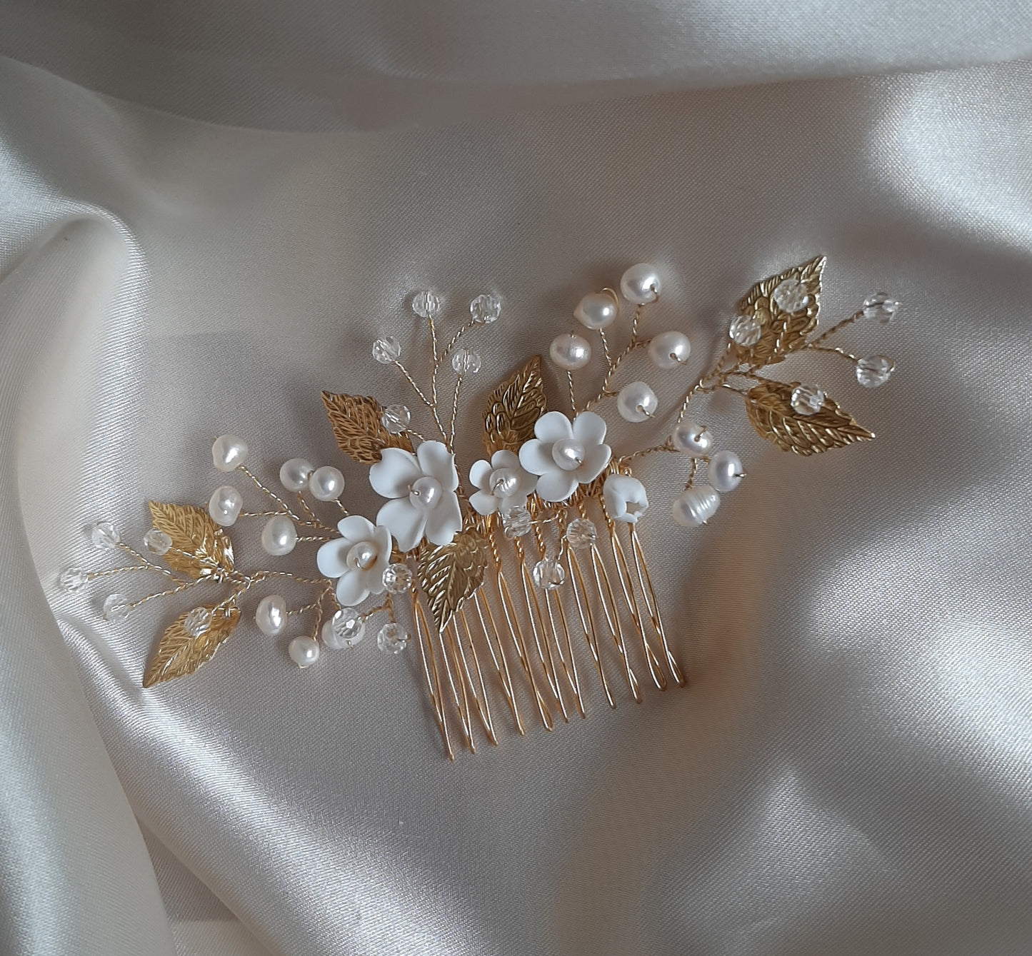KENDALL - white flowers, freshwater pearls, crystal clear beads and gold or silver leaves symmetrical hair vine/comb