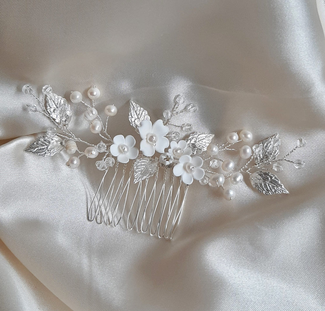 KENDALL - white flowers, freshwater pearls, crystal clear beads and gold or silver leaves symmetrical hair vine/comb