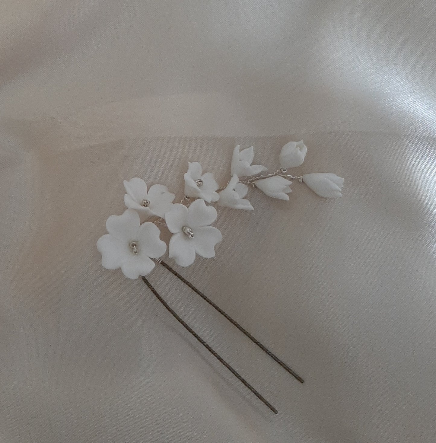 Evelyn - white flowers, crystal pearls, crystal clear beads and gold or silver leaves hair pins x2
