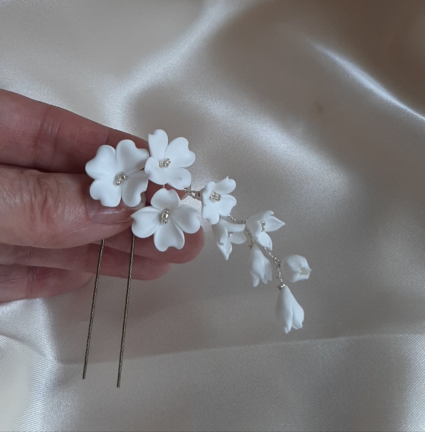Evelyn - white flowers, crystal pearls, crystal clear beads and gold or silver leaves hair pins x2