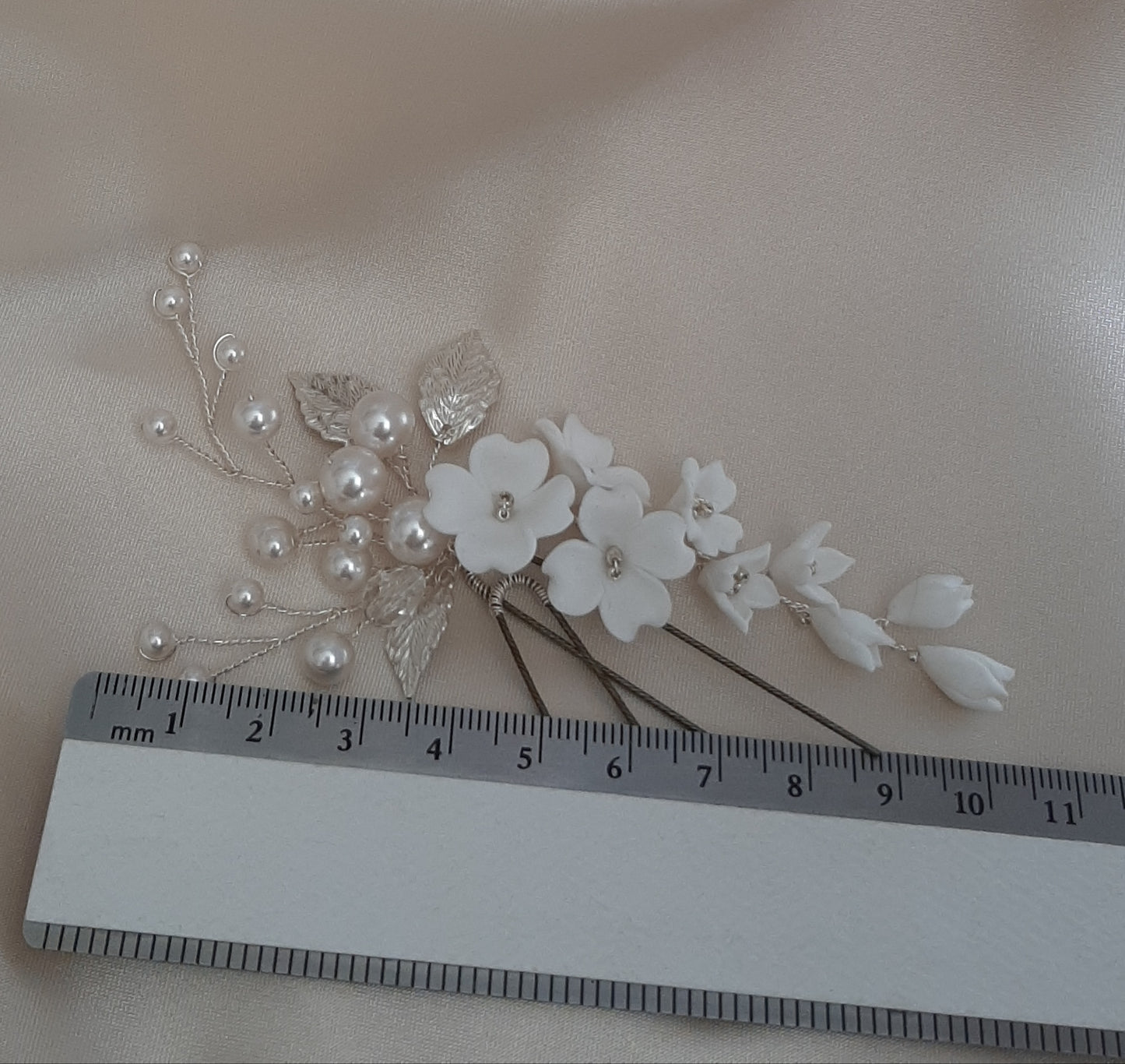 Evelyn - white flowers, crystal pearls, crystal clear beads and gold or silver leaves hair pins x2