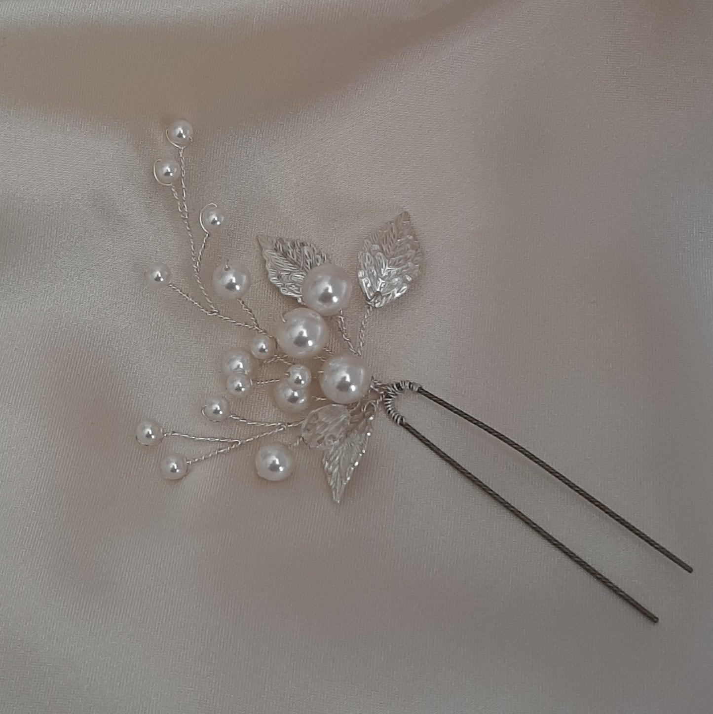 Evelyn - white flowers, crystal pearls, crystal clear beads and gold or silver leaves hair pins x2