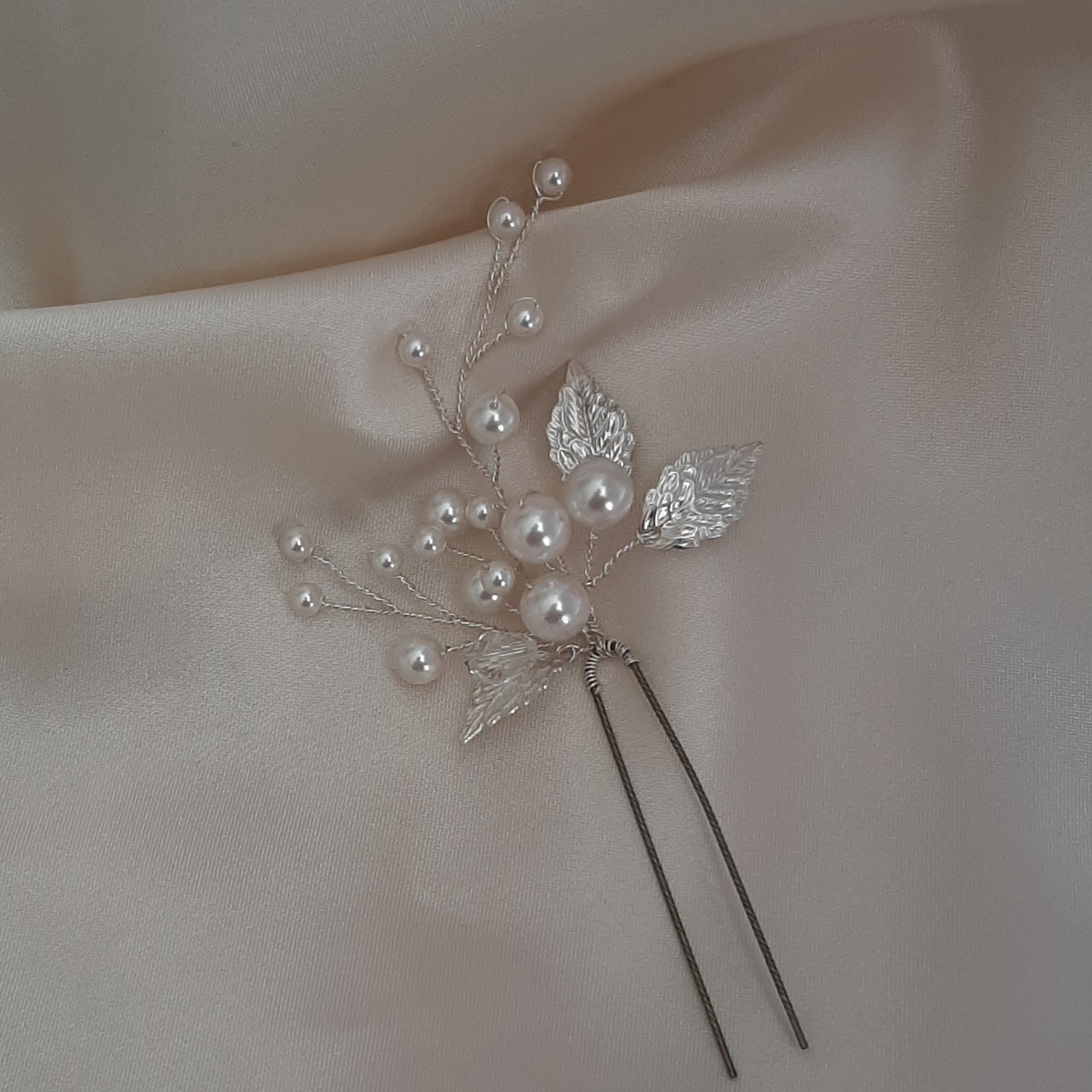 Evelyn - white flowers, crystal pearls, crystal clear beads and gold or silver leaves hair pins x2