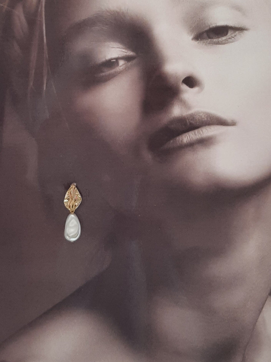 Eva - pearl drop and gold tone oval shaped earstud