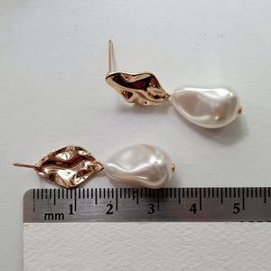 Eva - pearl drop and gold tone oval shaped earstud