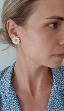 Load image into Gallery viewer, Annabelle - tiny seed beads daisy stud earrings