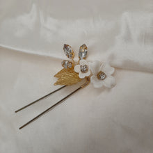 Load image into Gallery viewer, Carolyn - white flowers, cultured freshwater pearls, crystal clear rhinestones and leaves set of two hair pins