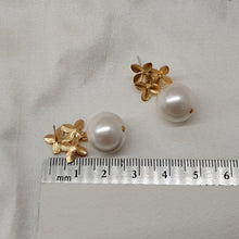 Load image into Gallery viewer, Chloe - gold flowers stud and pearl drop earrings