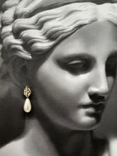 Load image into Gallery viewer, Eva - pearl drop and gold tone oval shaped earstud