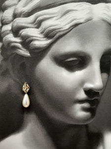 Eva - pearl drop and gold tone oval shaped earstud