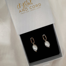 Load image into Gallery viewer, Julia - freshwater pearls drop and gold-tone oval hoop earrings SML