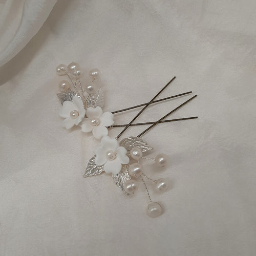 Kendall (small) - white flowers, cultured freshwater pearls and leaves hair pins