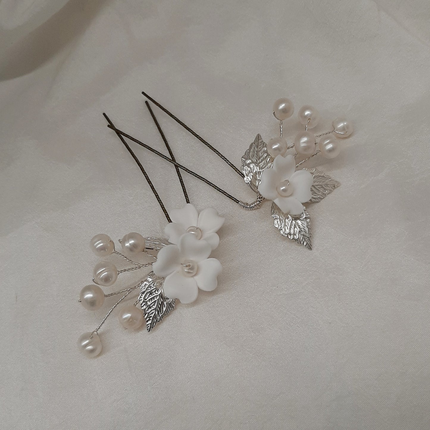Kendall (small) - white flowers, cultured freshwater pearls and leaves hair pins