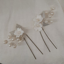 Load image into Gallery viewer, Kendall (small) - white flowers, cultured freshwater pearls and leaves hair pins