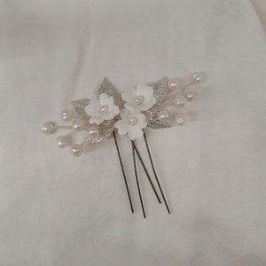 Kendall (small) - white flowers, cultured freshwater pearls and leaves hair pins