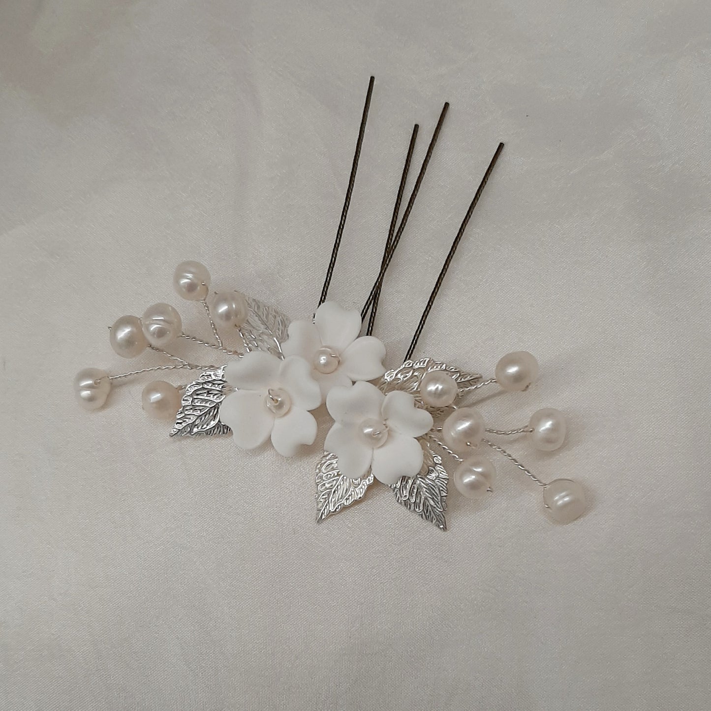 Kendall (small) - white flowers, cultured freshwater pearls and leaves hair pins
