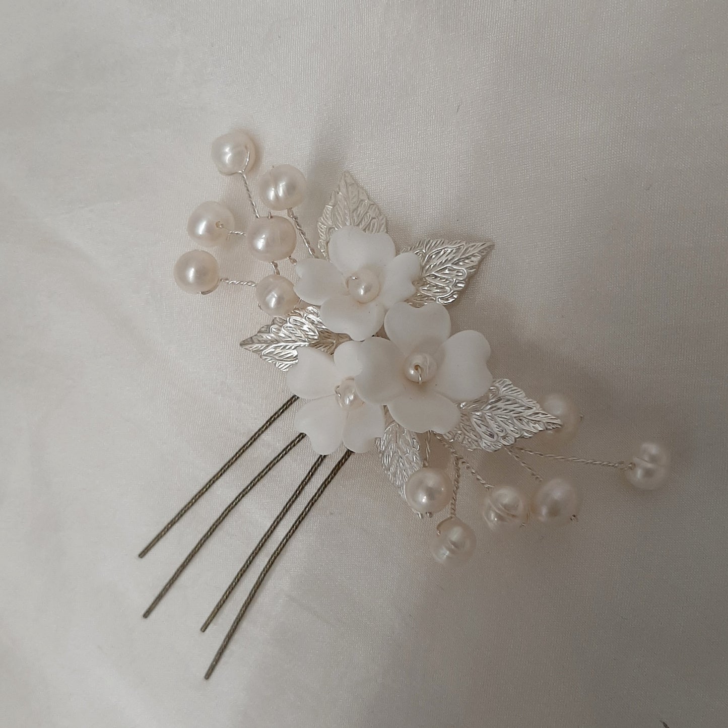 Kendall (small) - white flowers, cultured freshwater pearls and leaves hair pins