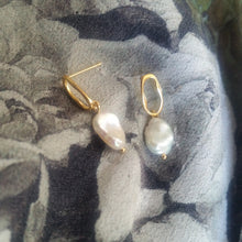 Load image into Gallery viewer, Freshwater white Keshi pearls drop stud earrings