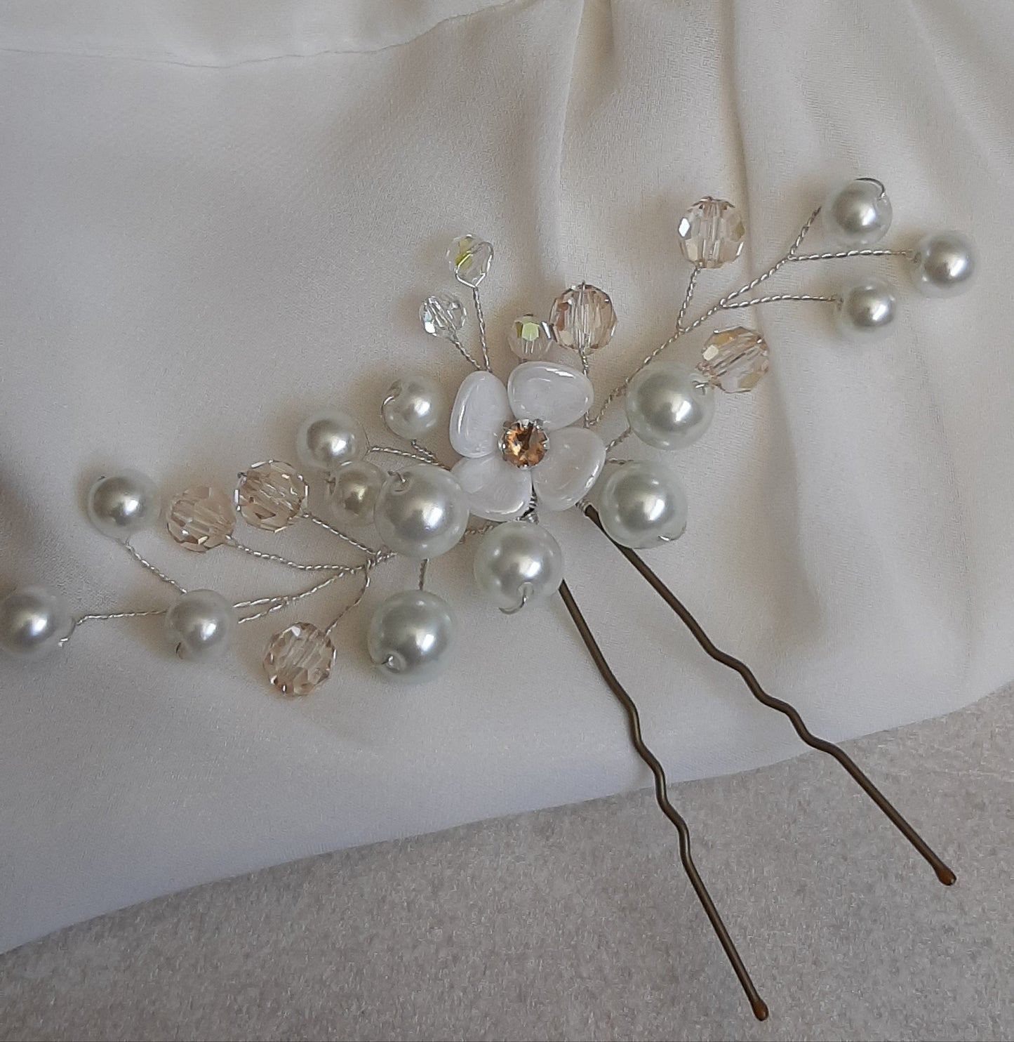 White pearl beads and flower medium size wedding hair pin