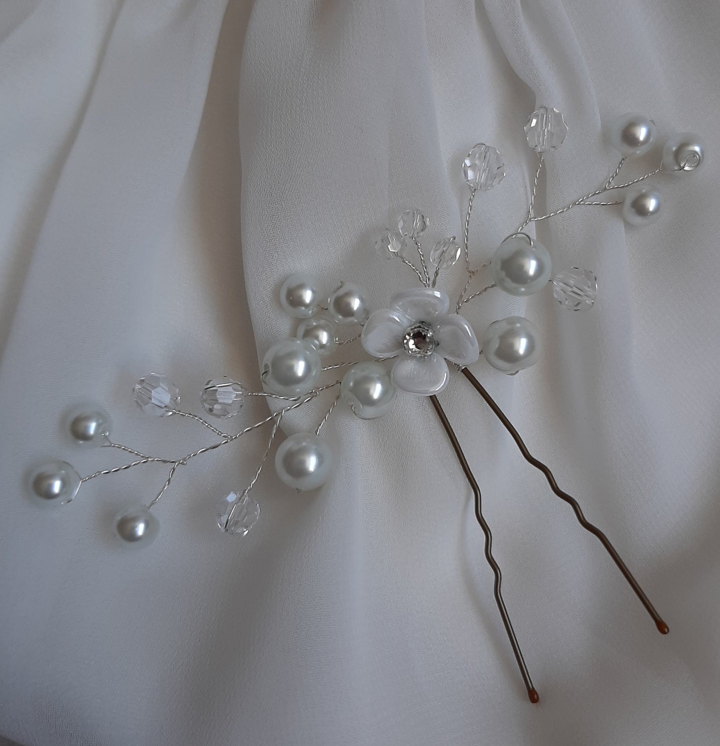 White pearl beads and flower medium size wedding hair pin