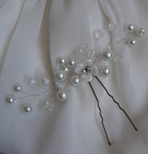 Load image into Gallery viewer, White pearl beads and flower medium size wedding hair pin