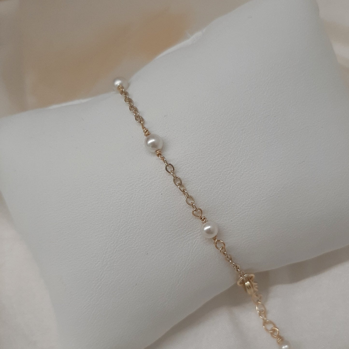 Nigella - crystal base pearls gold or silver plated chain bracelet