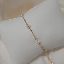 Load image into Gallery viewer, Nigella - crystal base pearls gold or silver plated chain bracelet