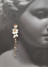 Load image into Gallery viewer, Nigella - flower and pearl cascading earrings