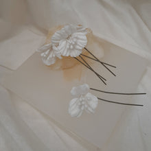 Load image into Gallery viewer, Perenna - hair pins - medium white polymer clay flowers