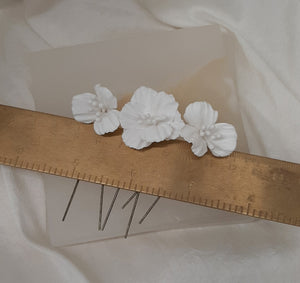 Perenna - hair pins - medium white polymer clay flowers