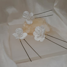 Load image into Gallery viewer, Perenna - hair pins - medium white polymer clay flowers