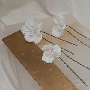 Perenna - hair pins - medium white polymer clay flowers