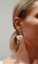 Load image into Gallery viewer, Perenna - flower cascading earrings