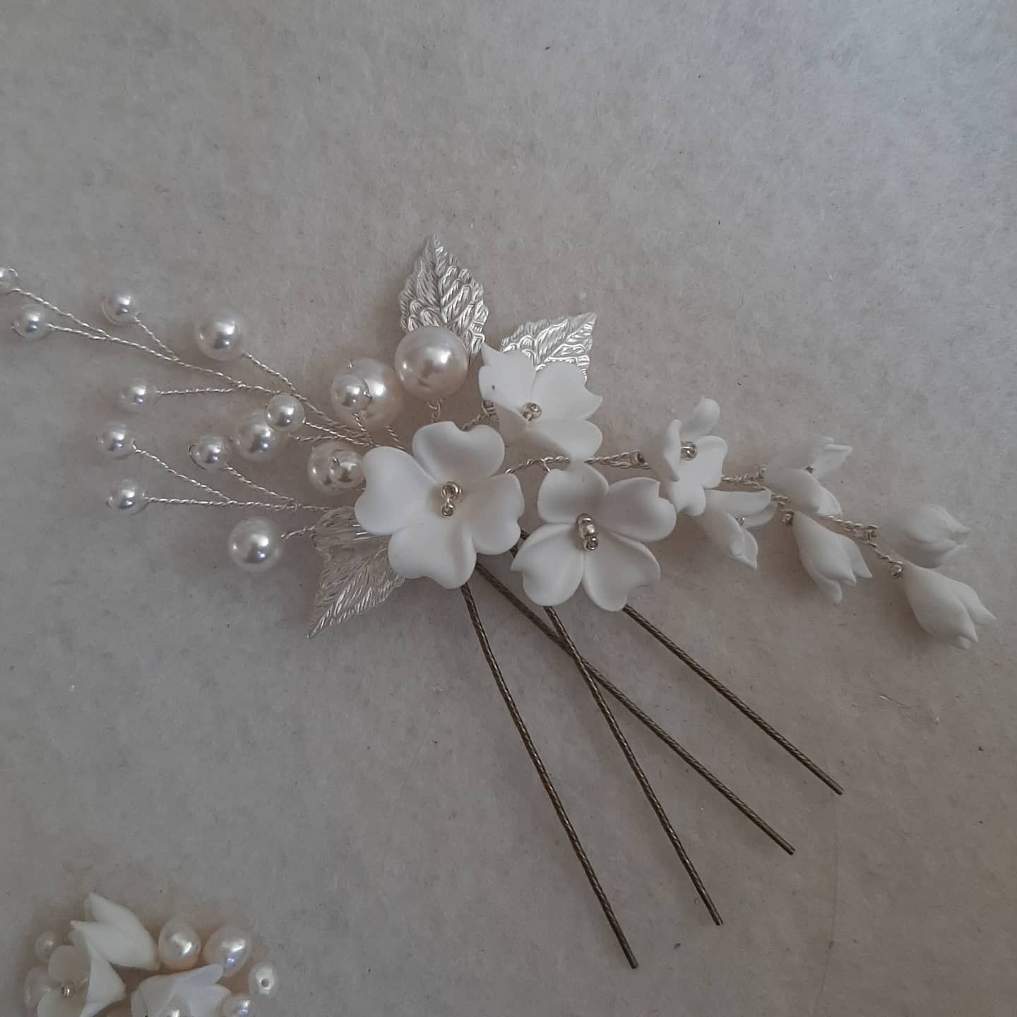 Evelyn - white flowers, crystal pearls, crystal clear beads and gold or silver leaves hair pins x2