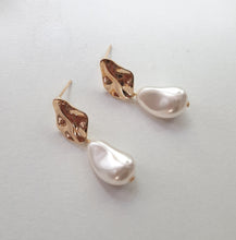 Load image into Gallery viewer, Eva - pearl drop and gold tone oval shaped earstud